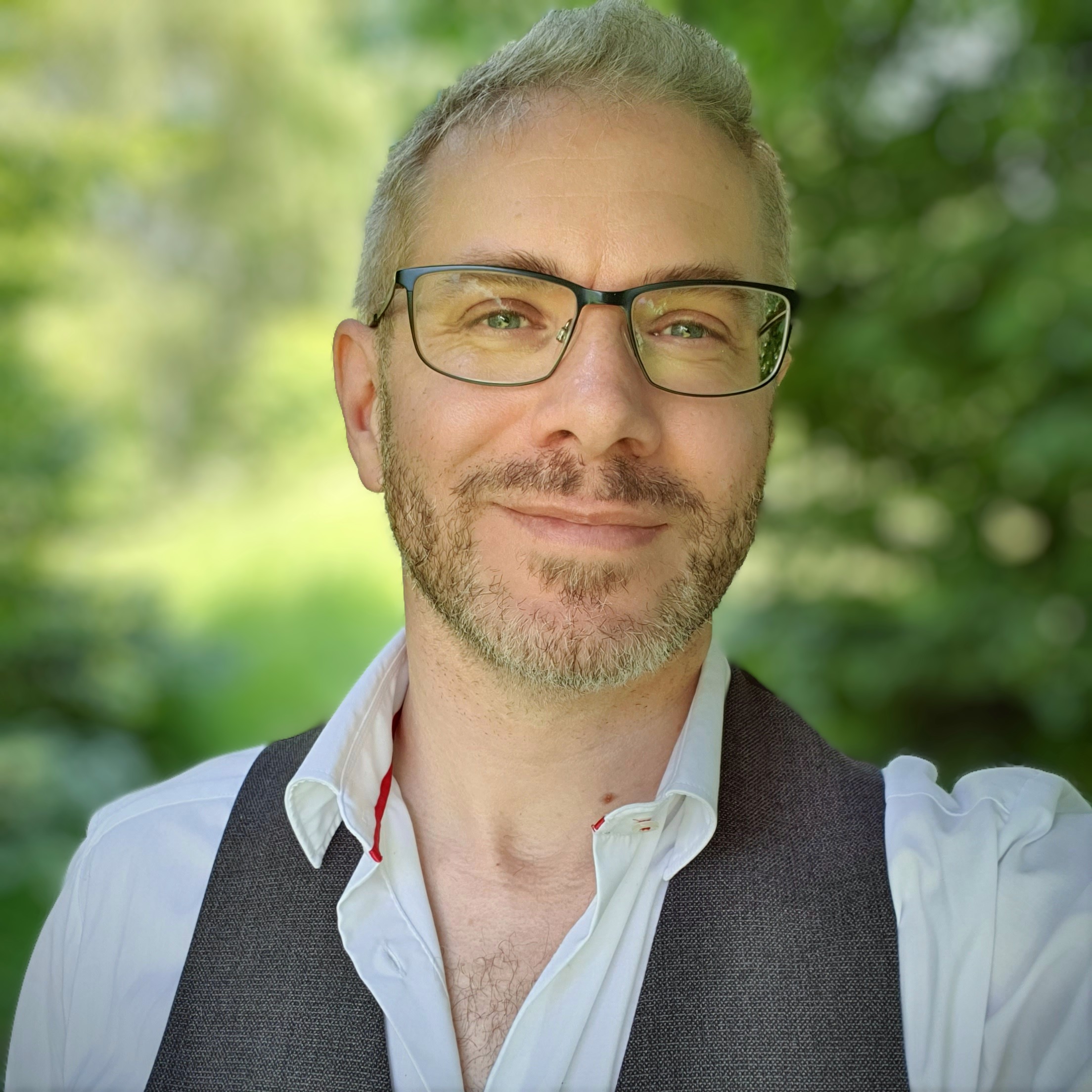Finbarre Snarey, arts and culture journalist, podcast producer and tarot researcher